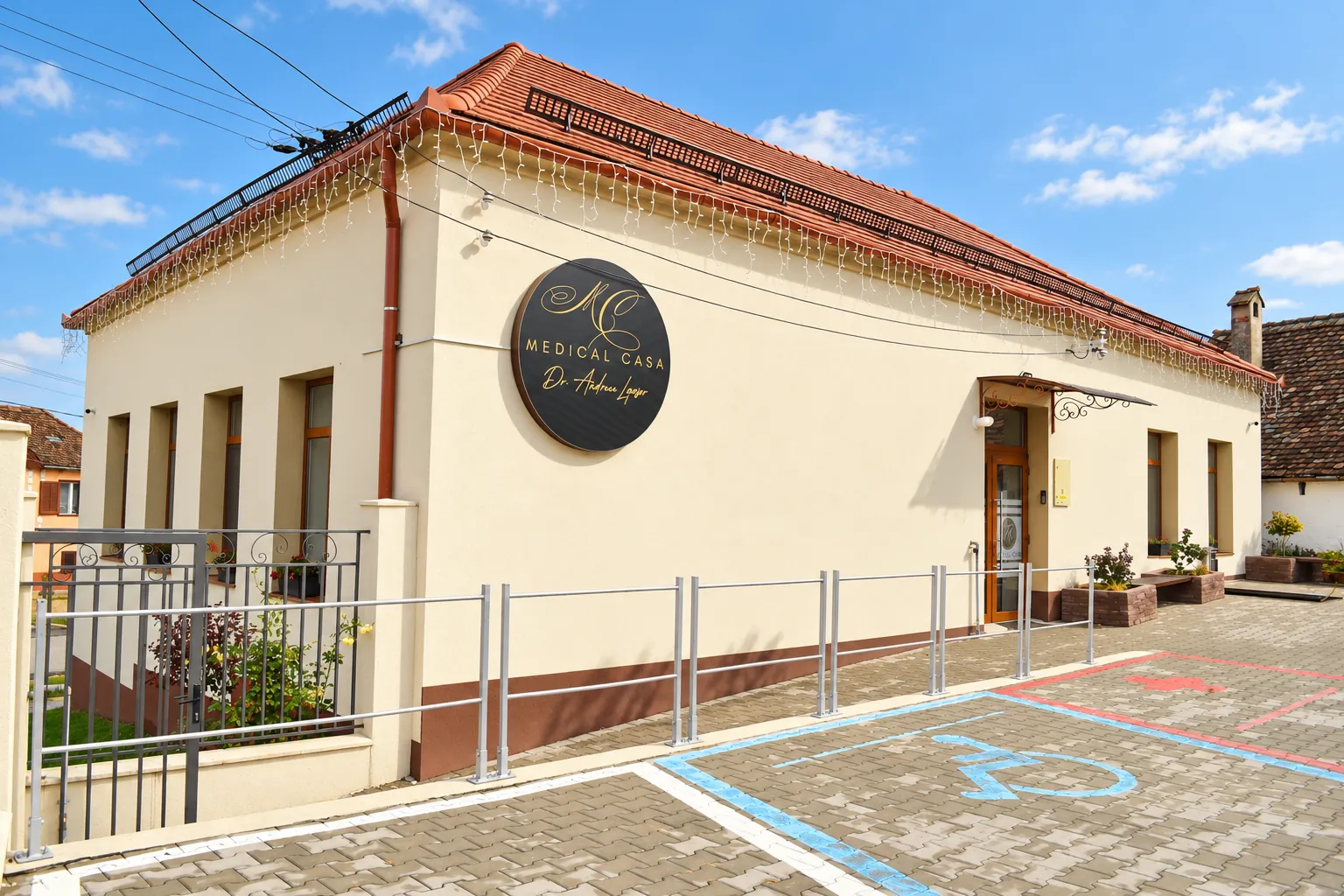 Exteriorul Medical Casa din Șura Mică, cu intrarea și rampa de acces